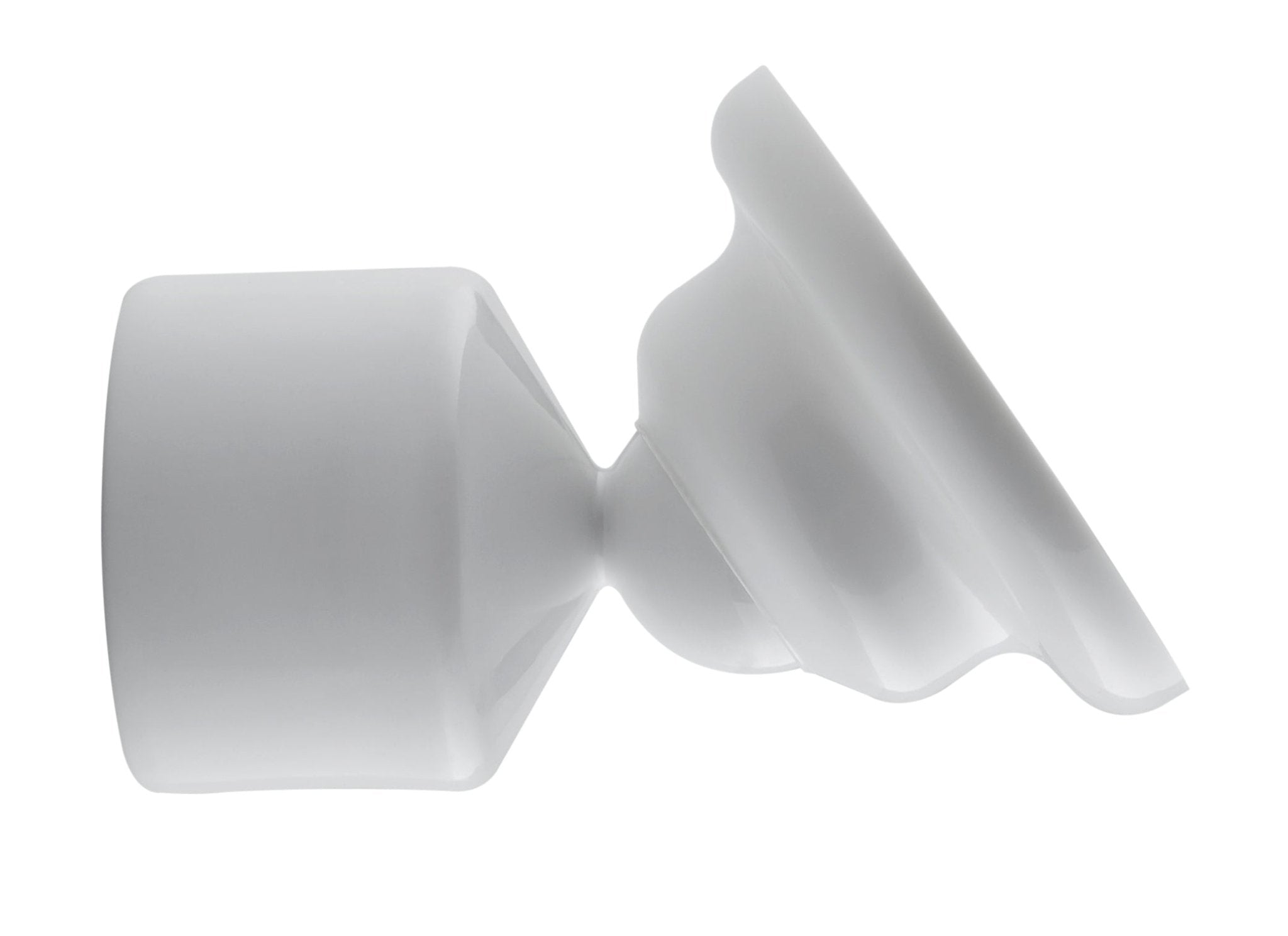 Der weiße Duschvorhang-Schrägwandhalter Ø 25 mm ist seitlich vor weißem Hintergrund zu sehen.