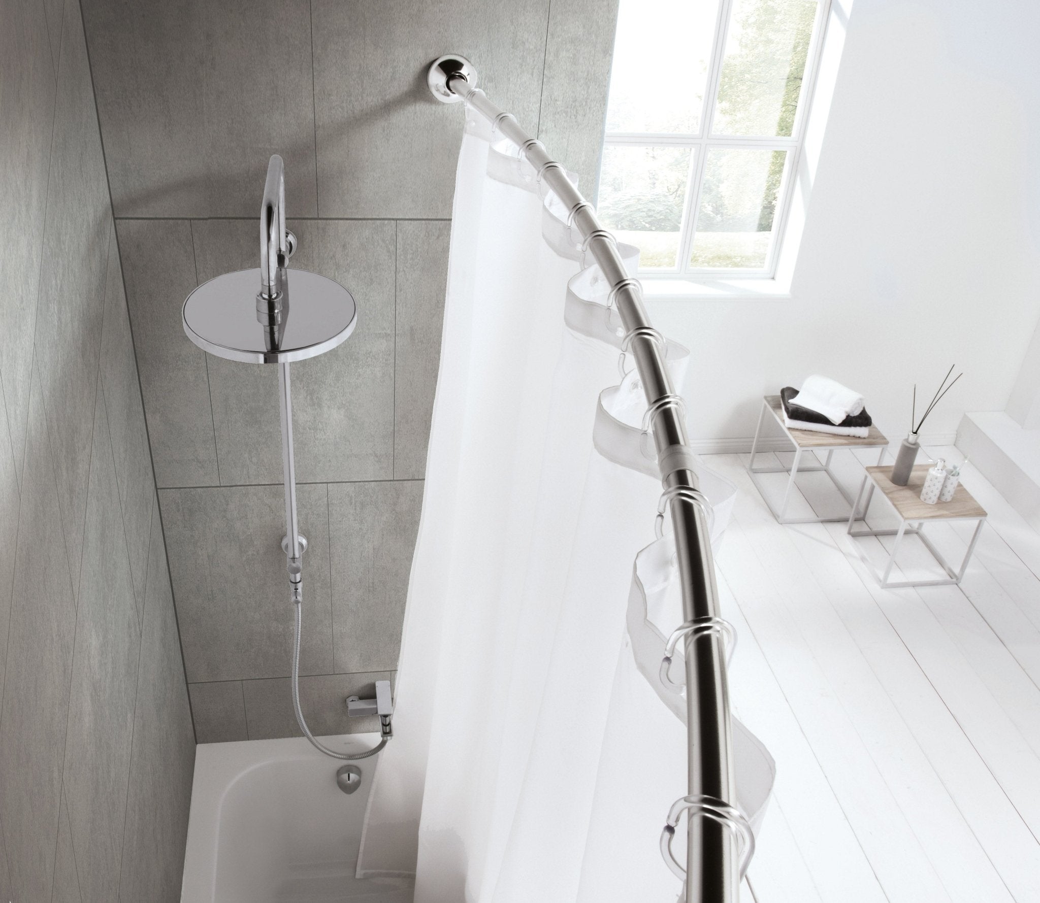 Runde Duschstange mit weißem Duschvorhang über Badewanne in modernem Bad