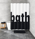 Schwarz-weißer Duschvorhang mit Schriftzug bath vor freistehender Badewanne