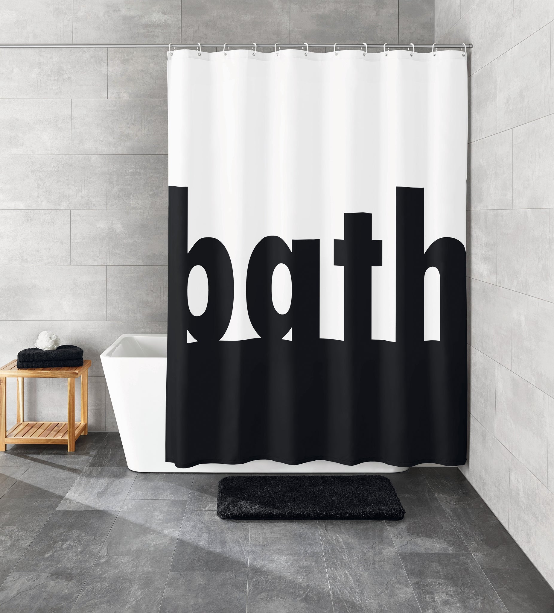 Schwarzer Badteppich und Duschvorhang Textil BATH Schwarz-Weiß 180 x 200 cm in moderner Badezimmerumgebung.