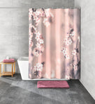 Badezimmer mit Wanne und Duschvorhang mit zartem rosa Blütenmotiv