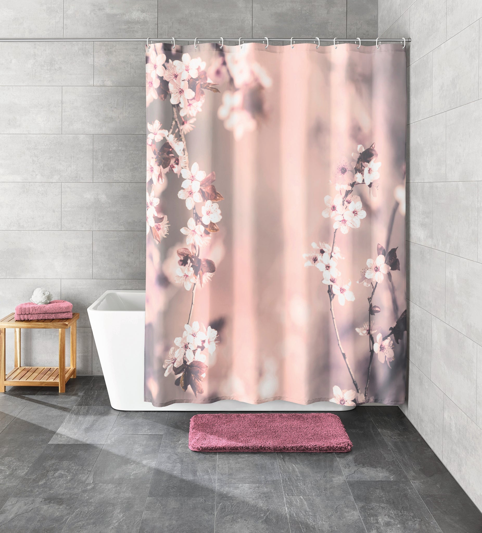 Badezimmer mit Wanne und Duschvorhang mit zartem rosa Blütenmotiv