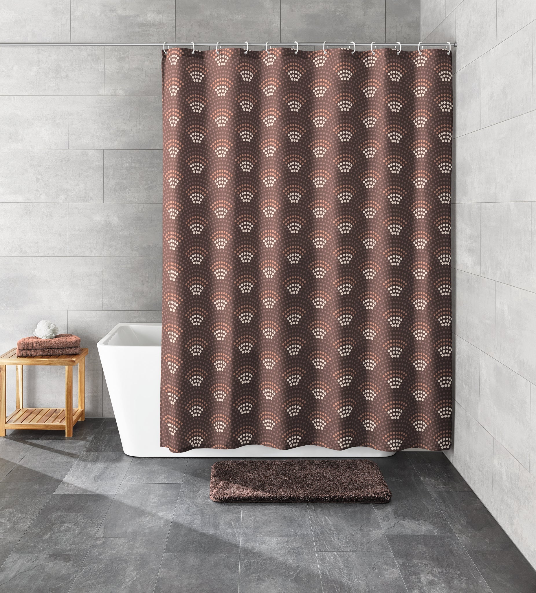 Duschvorhang Textil BOW Nussbraun 180 x 200 cm hängt vor Badewanne in modernem Bad.