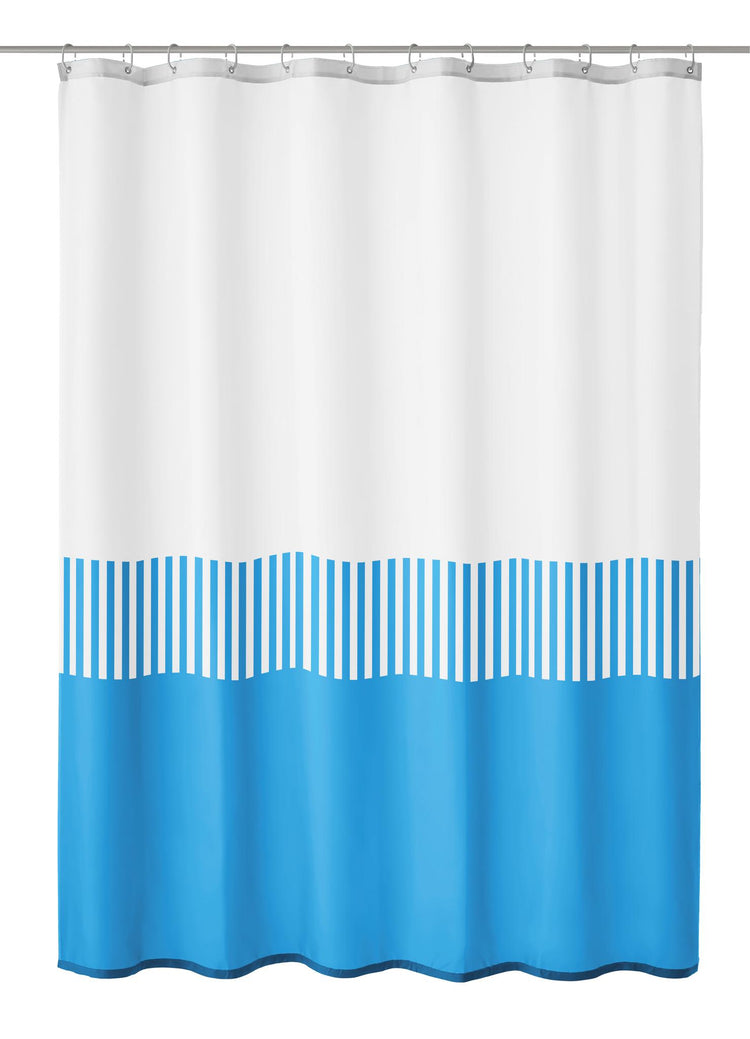 Weiß-blauer Duschvorhang mit Streifenmuster an Metallstange.