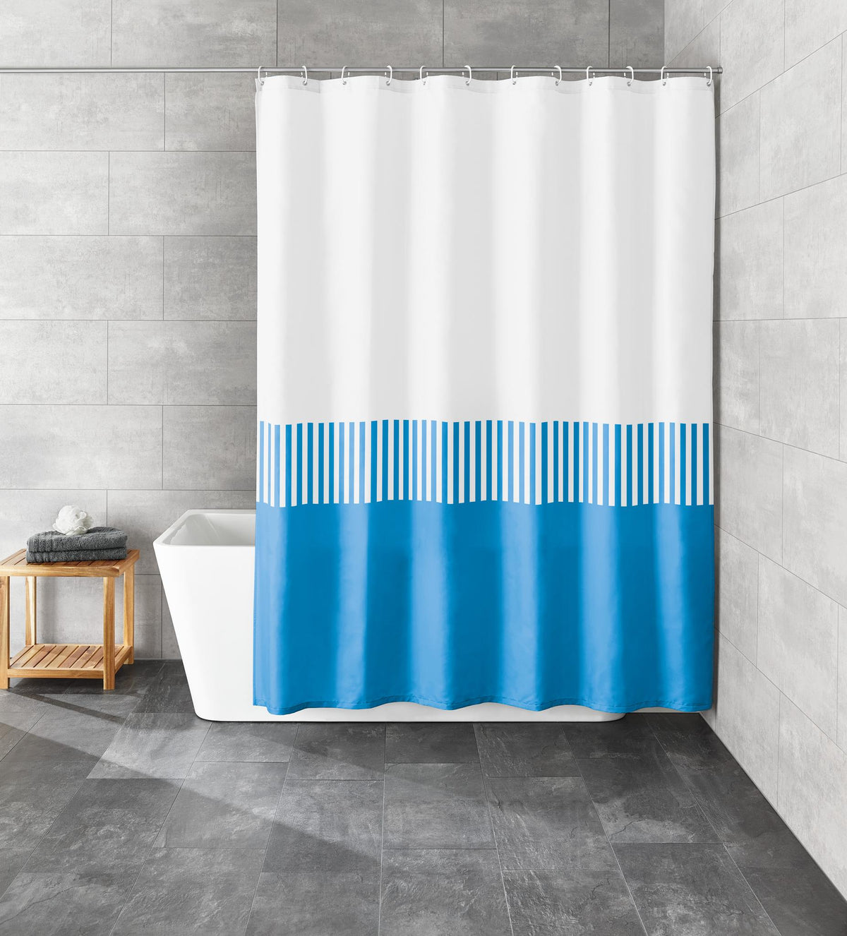 Weiß-blauer Duschvorhang mit Streifen in modernem Bad mit Badewanne.