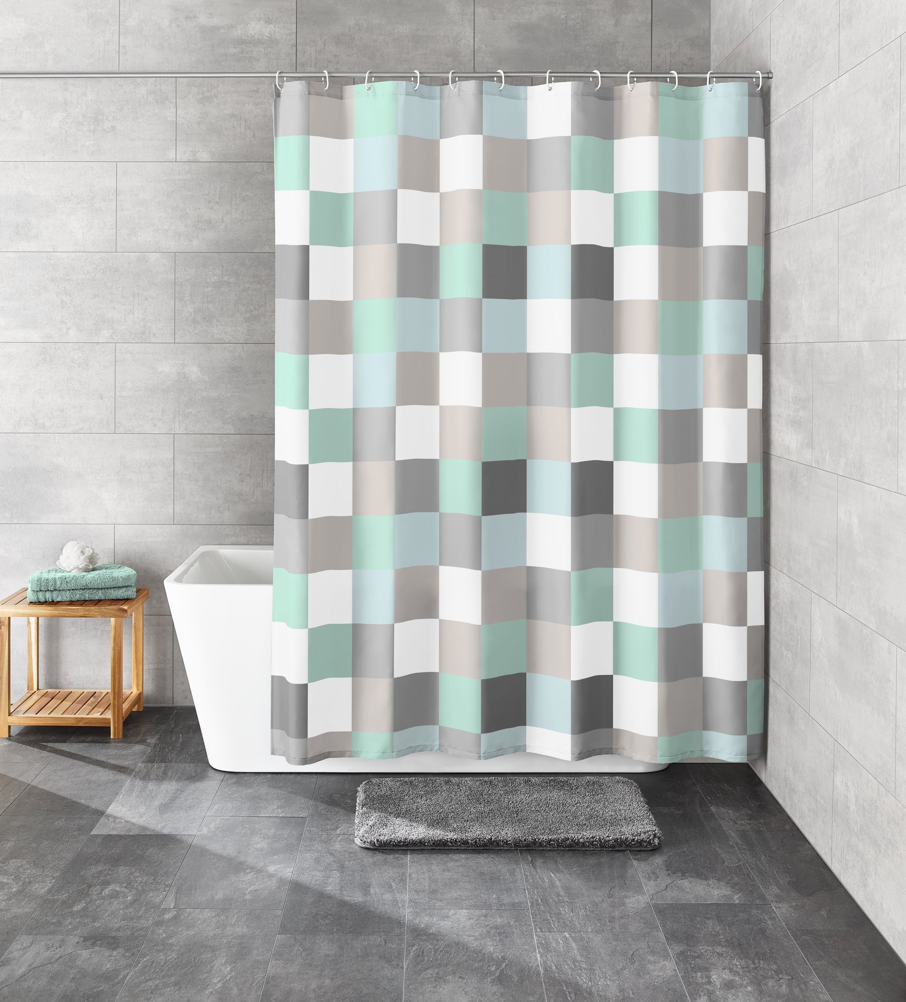 Textil Duschvorhang CHECK Mare 180 x 200 cm hängt vor Badewanne in modern gefliestem Badezimmer.