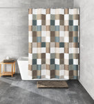 Badezimmer mit Wanne und Duschvorhang im Blockstreifen-Design in Beige