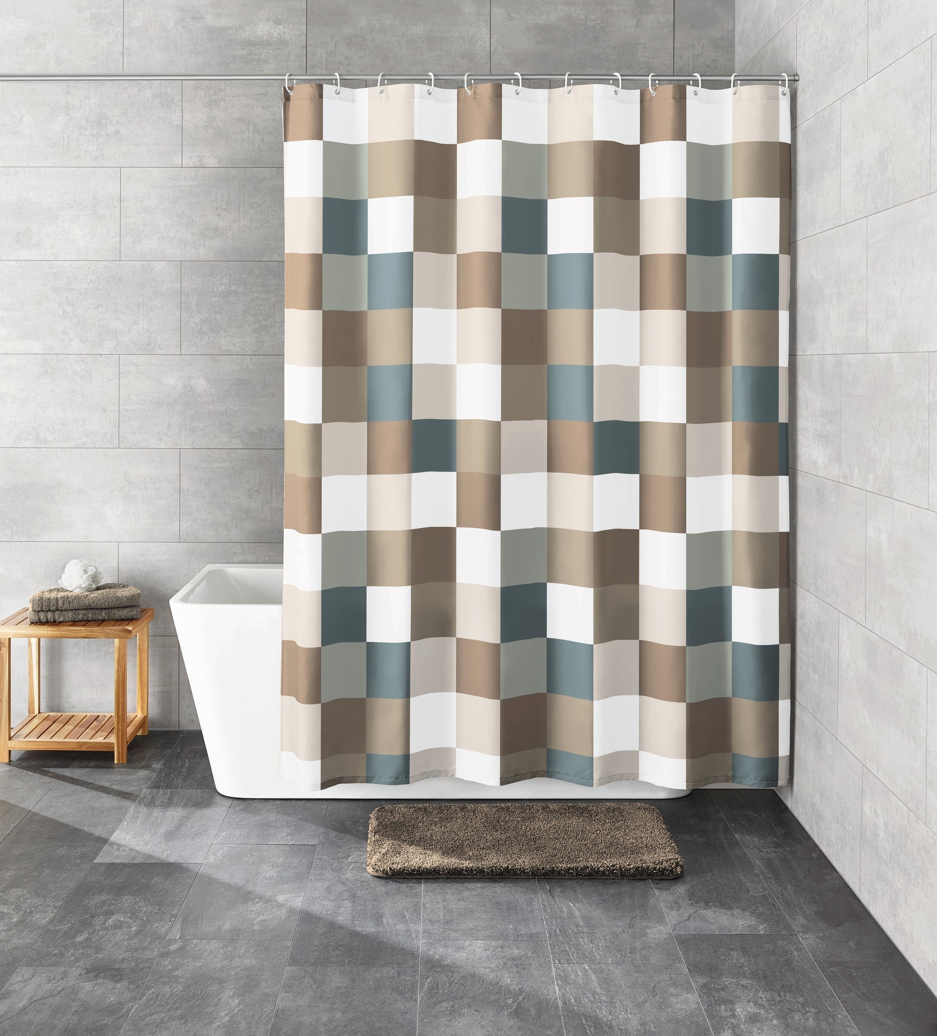 Duschvorhang Textil CHECK Taupe 180 x 200 cm hängt gemustert vor Badewanne in grauem Badezimmer.