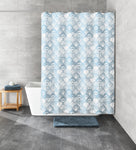 Bad mit weißer Wanne, blauem Duschvorhang und blauem Badvorleger