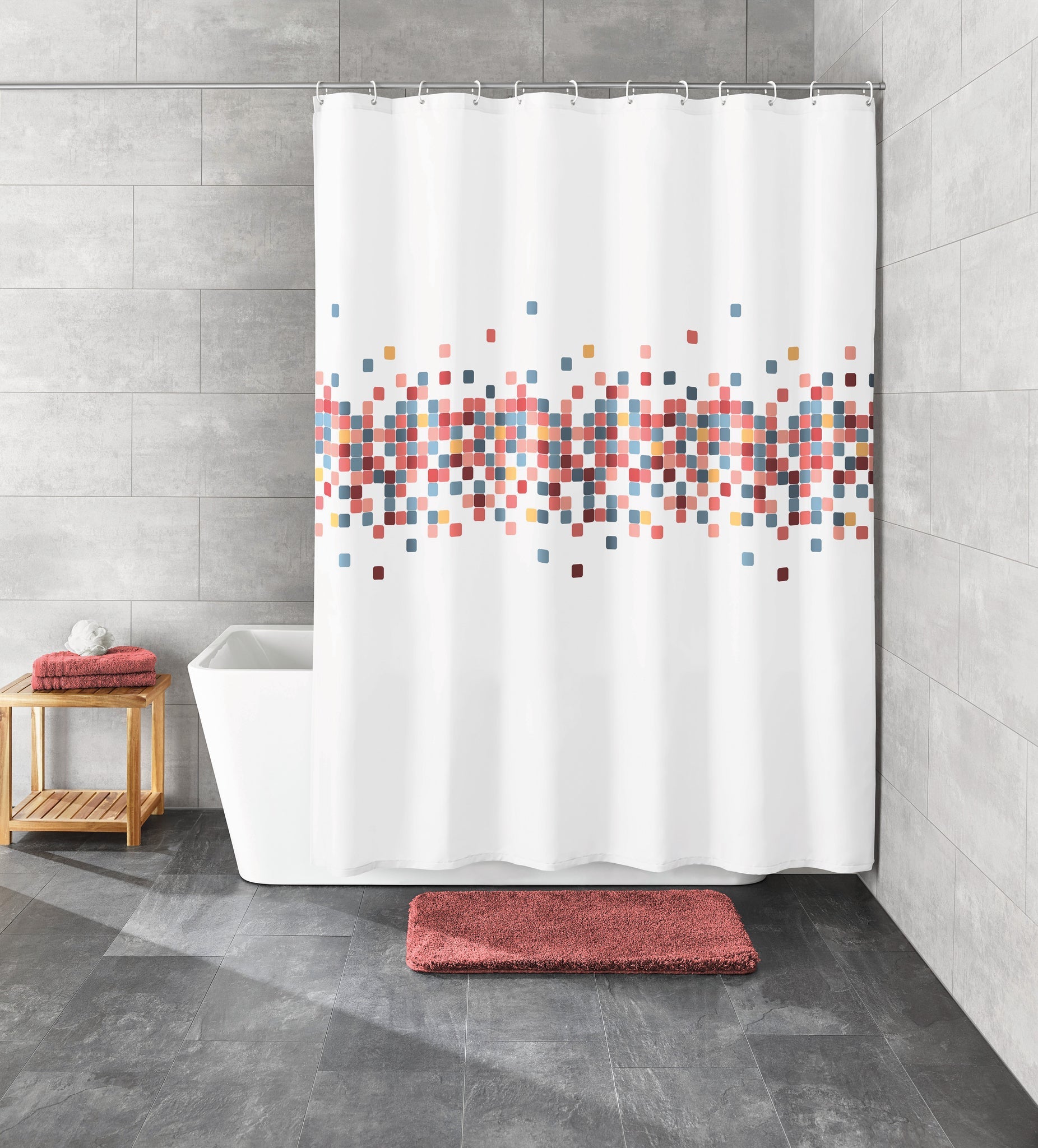 Weißer Duschvorhang mit bunten Quadraten in modernem Badezimmer