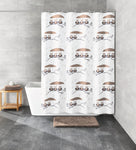 Weißer Duschvorhang mit Katzenmotiv vor Badewanne im modernen grauen Bad