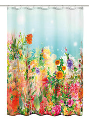 Duschvorhang mit buntem Blumenfeld vor hellem blauem Hintergrund.