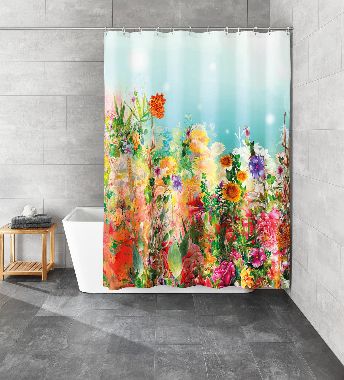 Bunter Duschvorhang mit Blumenmotiv in modernem Bad mit grauen Fliesen.