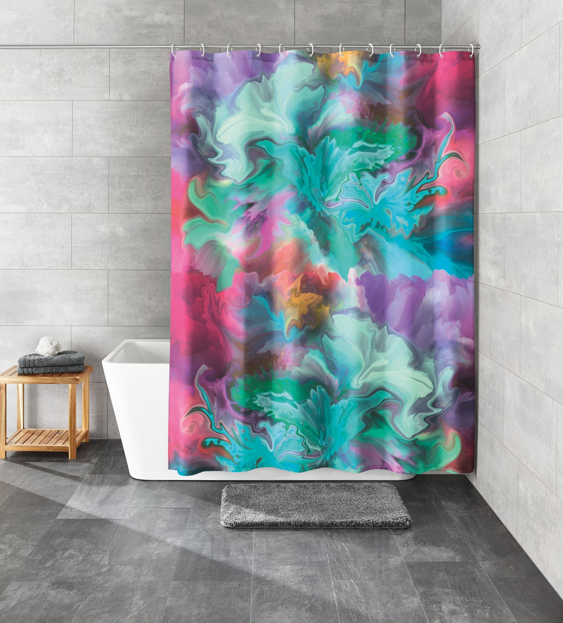 Textil Duschvorhang FUSION Multicolor 180x200 cm hängt vor Badewanne im grauen Fliesenbad.