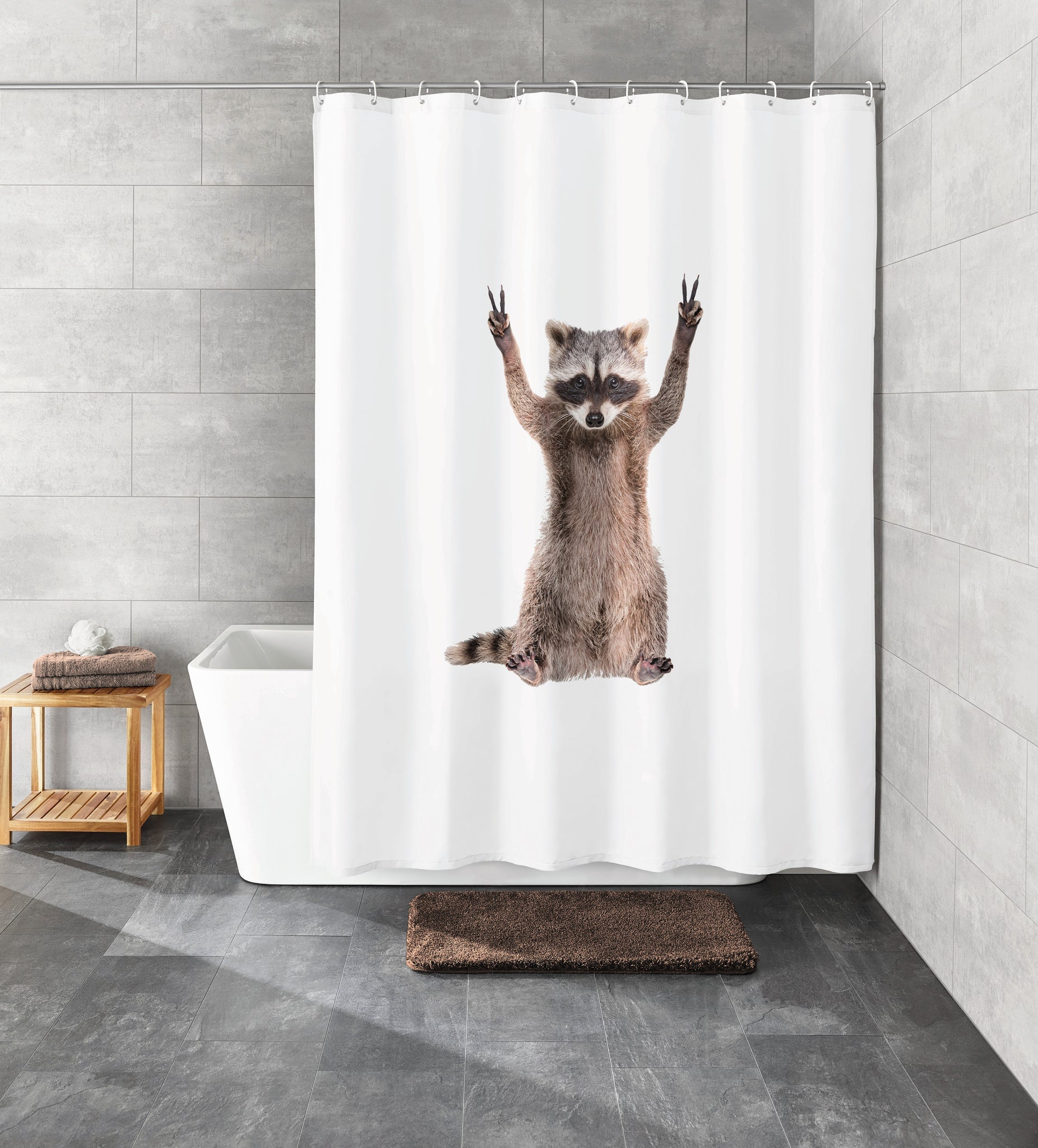 Weißer Duschvorhang mit Waschbärmotiv in modernem grauem Badezimmer