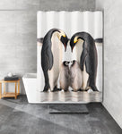 Duschvorhang mit Pinguinmotiv in modernem grauen Bad mit Wanne und Matte