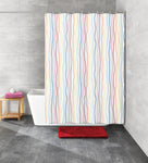 Modernes Badezimmer mit buntem Duschvorhang, roter Badematte und Badewanne