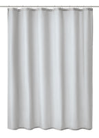Weißer Duschvorhang aus Stoff mit Metallösen an Duschstange oben befestigt