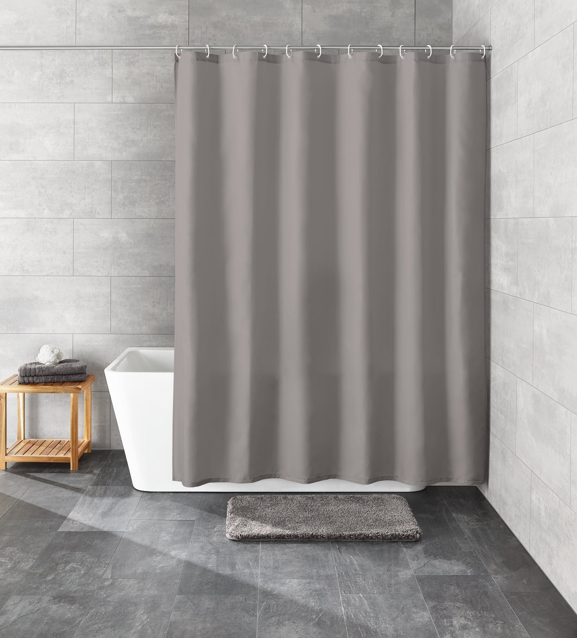 Duschvorhang Textil KITO Schiefer 240 x 180 cm hängt vor Badewanne in moderner grauer Fliesenoptik.