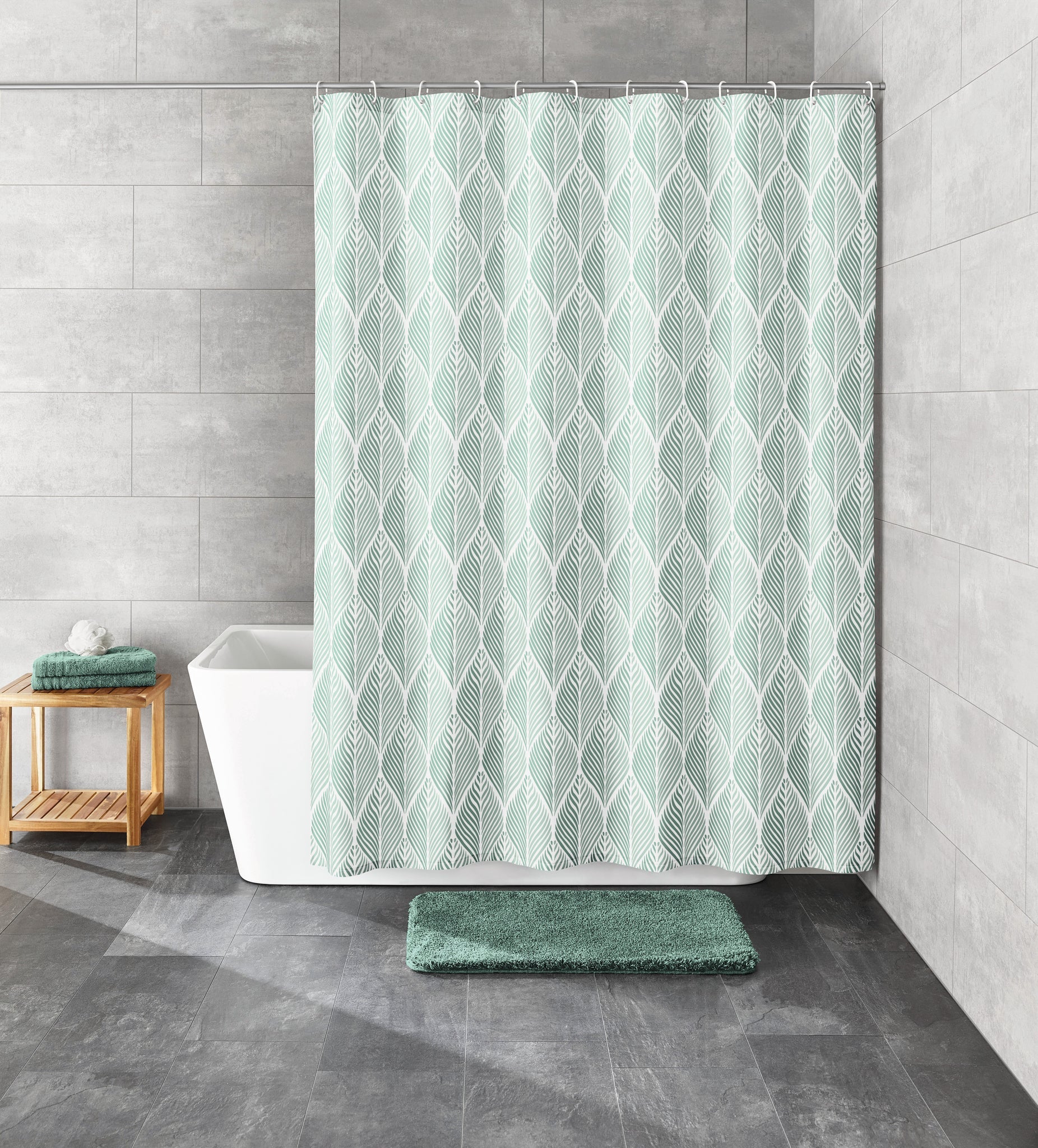 Badezimmer mit mintgrünem Duschvorhang, Badewanne und weicher Badematte