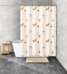 Duschvorhang mit Muschelmotiv vor Badewanne in modernem grauem Badezimmer
