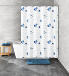 Weißer Duschvorhang mit blauen Muscheln neben Badewanne und Matte