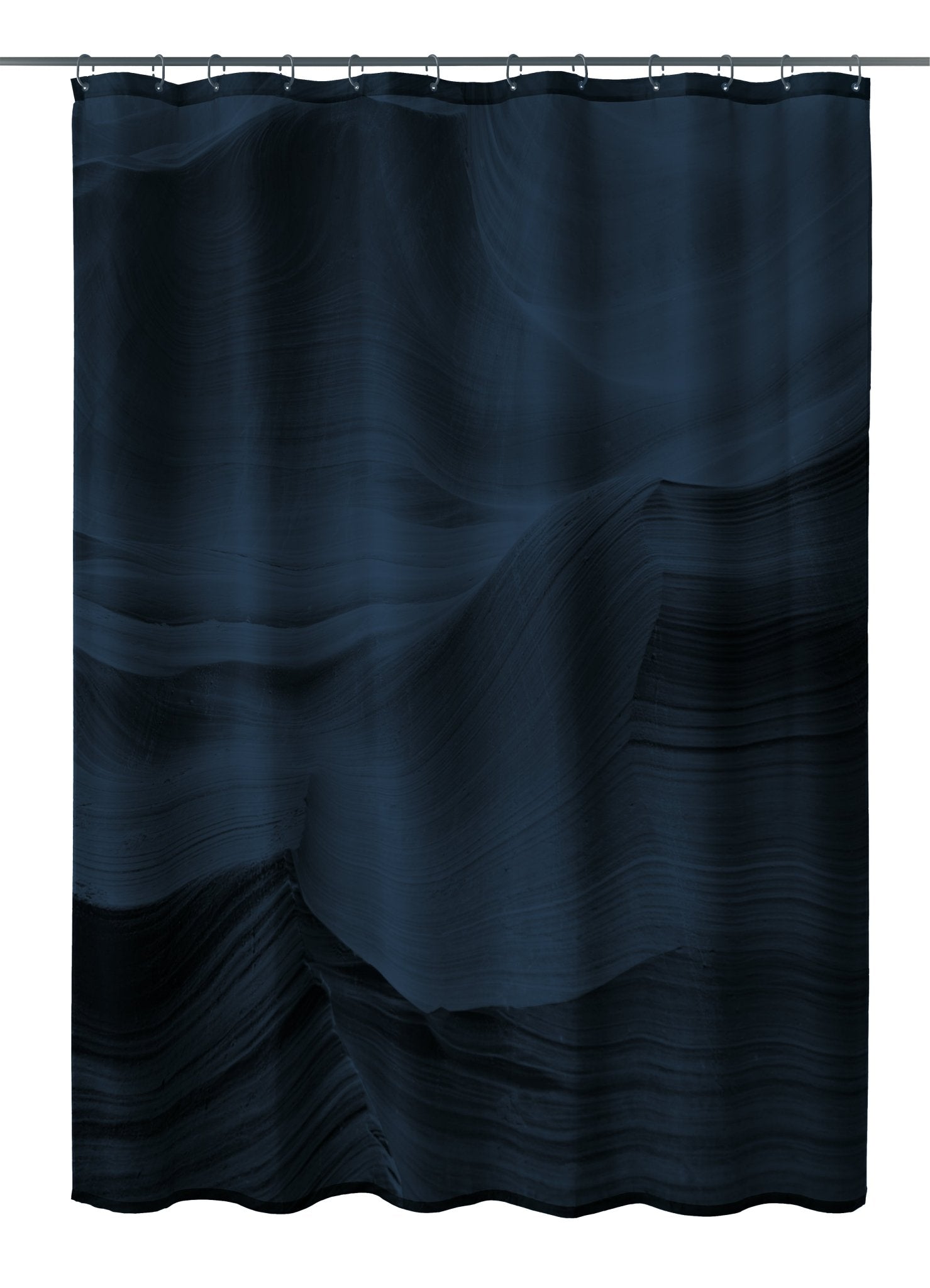 Duschvorhang Textil MYSTIC Navy 180 x 200 cm mit dunklem abstraktem Wellenmuster hängt an einer Stange.