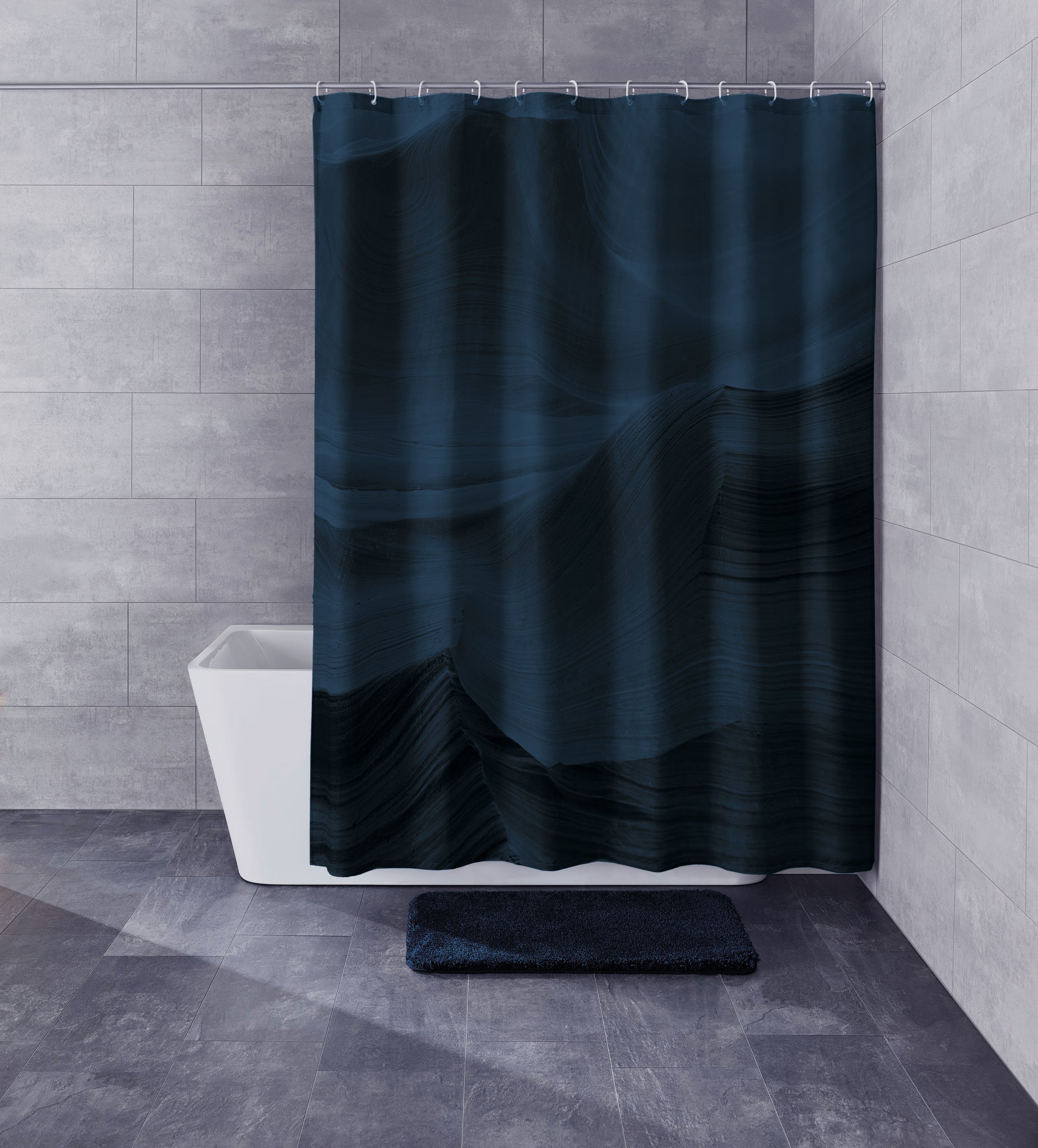 Duschvorhang Textil MYSTIC Navy 180 x 200 cm hängt vor Badewanne in modernem Bad mit dunkelblauer Badematte.
