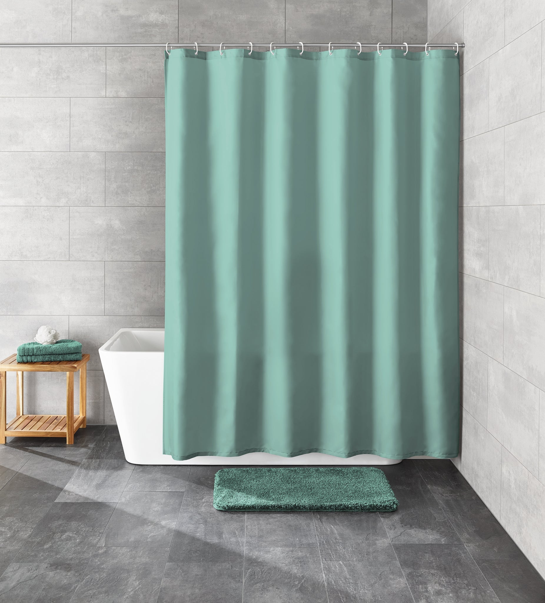 Duschvorhang Textil RICA Maledivia in Türkis hängt vor Badewanne in modernem Bad.