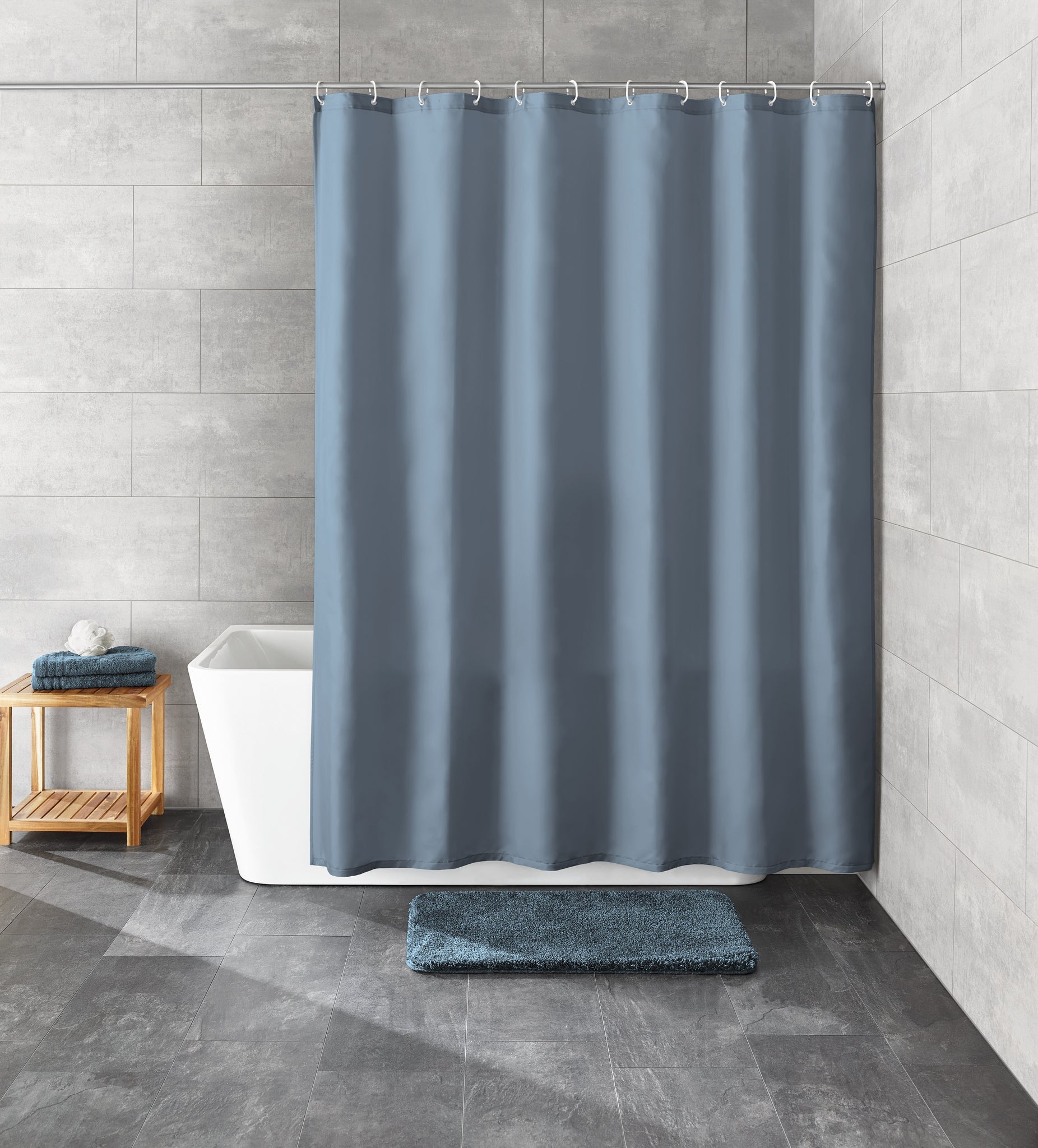 Duschvorhang Textil RICA Mare 180 x 200 cm hängt in moderner grauer Badezimmerumgebung vor Badewanne.