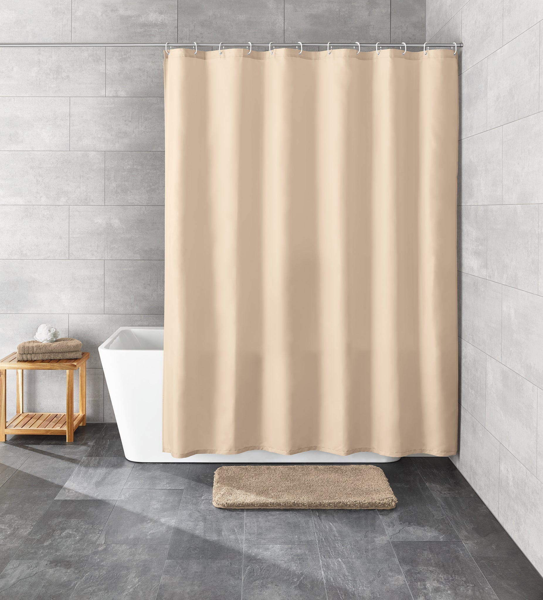 Der Duschvorhang Textil RICA Natur 180 x 200 cm hängt vor einer Badewanne im modernen Badezimmer.