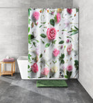 Duschvorhang mit bunten Blumen vor moderner grauer Badezimmerwand aus Fliesen