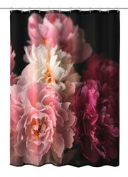 Duschvorhang mit großen rosa und weißen Pfingstrosen auf dunklem Hintergrund