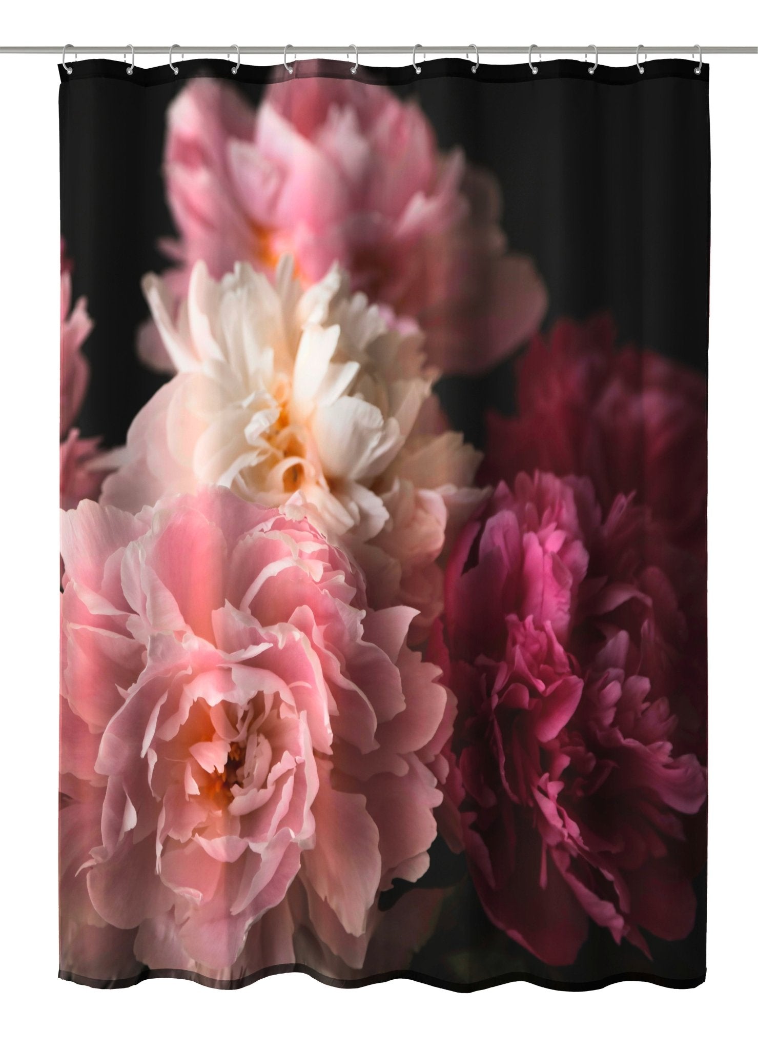 Duschvorhang mit großen rosa und weißen Pfingstrosen auf dunklem Hintergrund