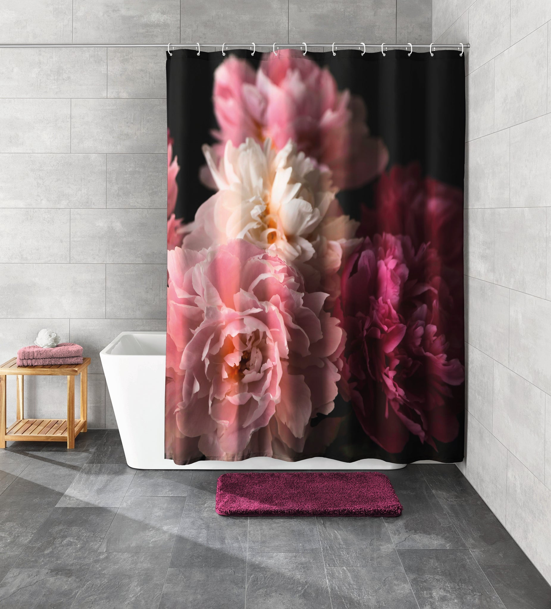 Modernes Bad mit Wanne, Duschvorhang mit Pfingstrosen und pinker Matte