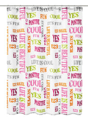 Bunter Duschvorhang mit Schriftzügen in Pink, Orange und Grau bedruckt
