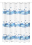 Duschvorhang mit blauem Wellenmuster und fliegenden Möwen auf Weiß