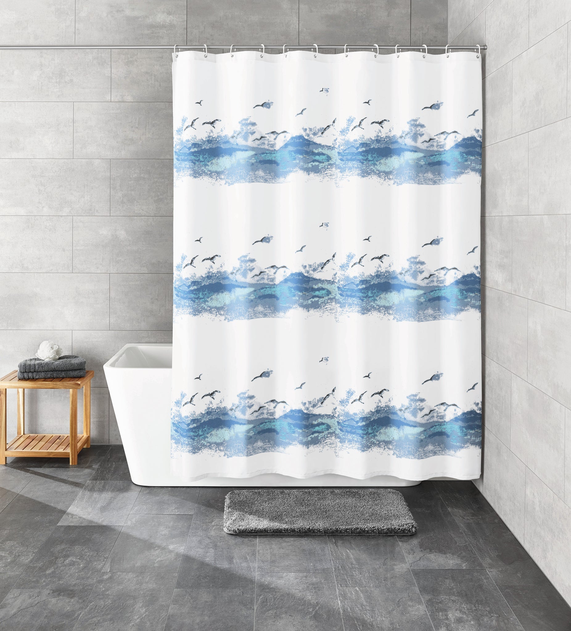 Weißer Duschvorhang mit blauem Meeresmotiv, Wanne und Holzhocker im Bad