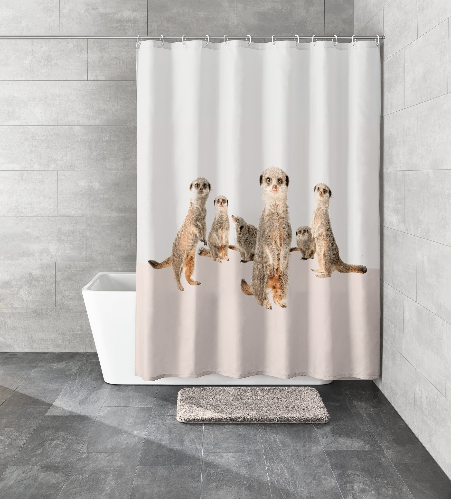 Beiger Duschvorhang Textil SURIE 180 x 200 cm mit Erdmännchenmotiv in moderner grauer Badezimmeroptik.
