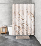 Duschvorhang mit Gräsermotiv vor Badewanne in grauem Badezimmer