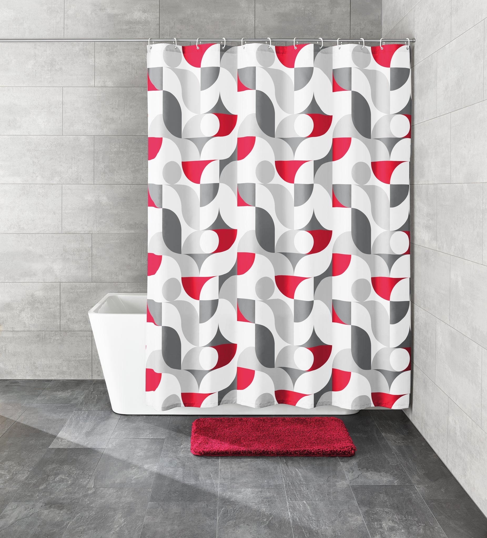 Duschvorhang Textil TESS Rubin vor Badewanne mit grafischem rot-grau-weißem Muster und roter Badematte.