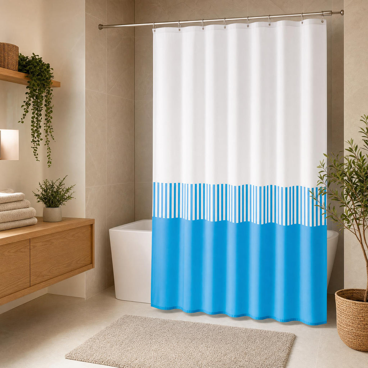 Weiß-blauer Duschvorhang in modernem Bad mit Holz und Pflanzen.