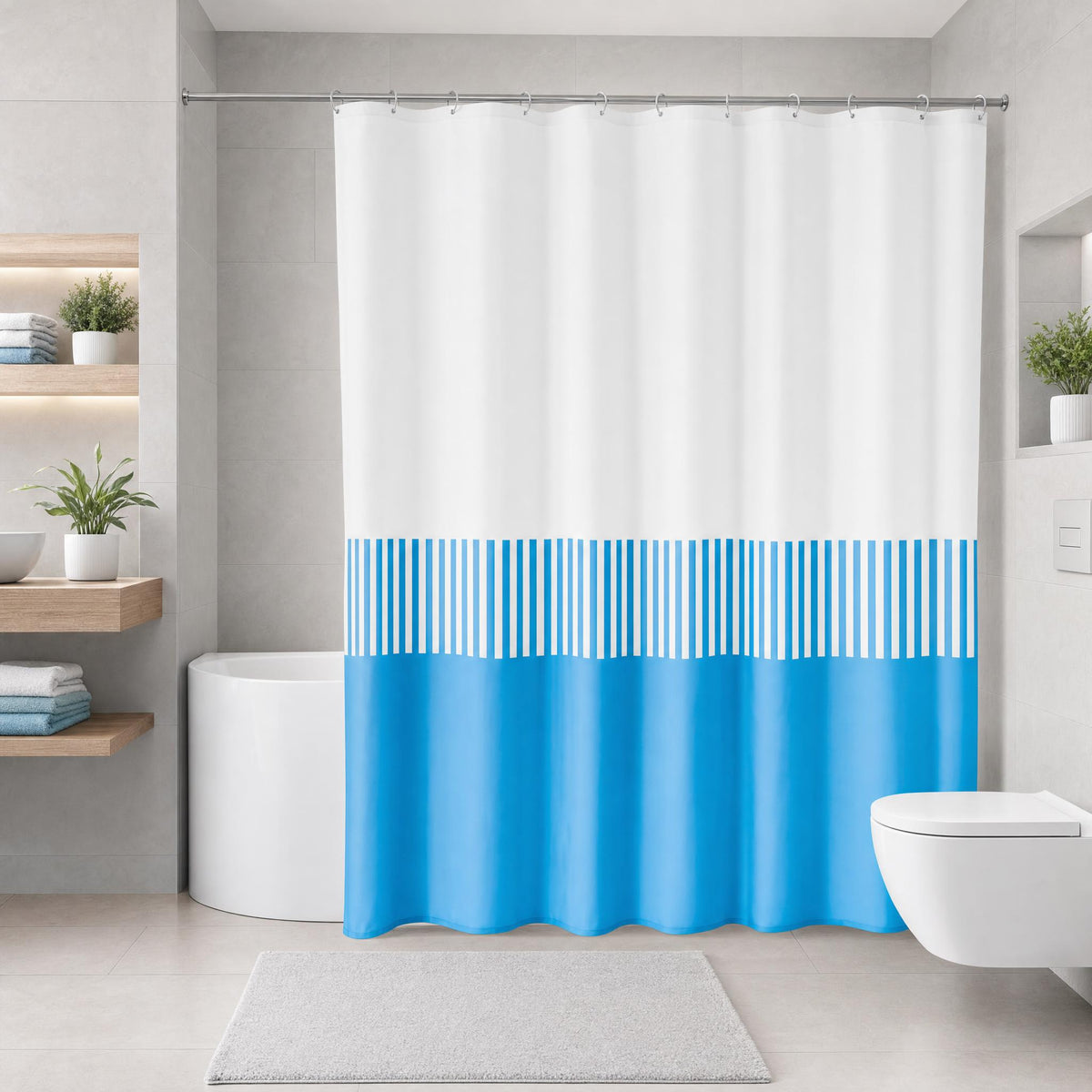 Weiß-blauer Duschvorhang in modernem Bad mit Badewanne und WC.