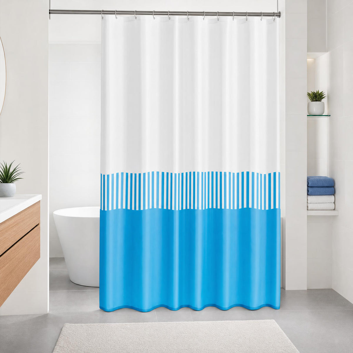 Weiß-blauer Duschvorhang in modernem Bad mit Badewanne und Handtüchern.