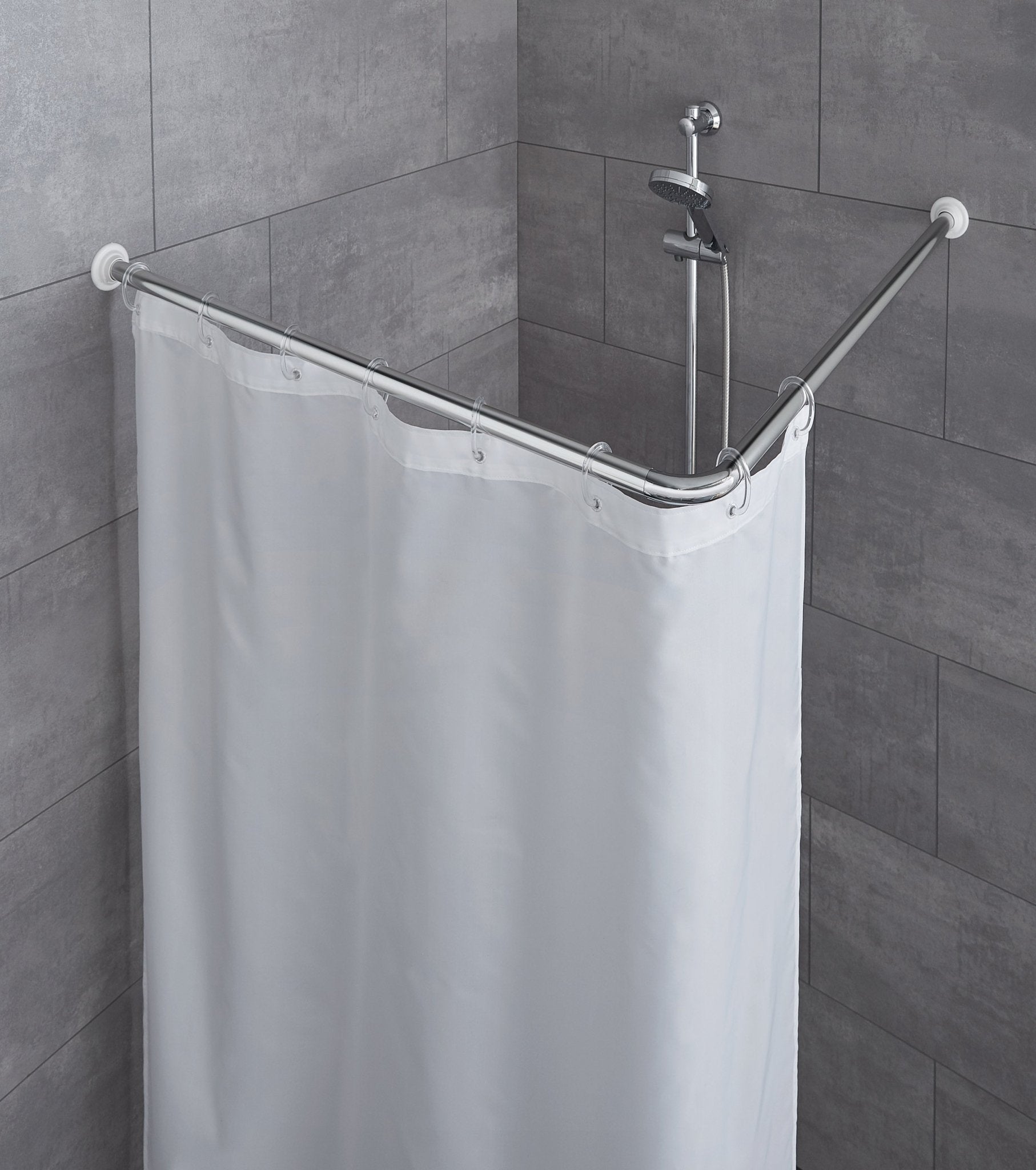 Weiße Duschvorhangstange in L-Form mit weißem Duschvorhang in Dusche