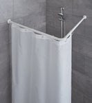 Weißer Duschvorhang an gebogener Stange in grauer Fliesenecke mit Dusche