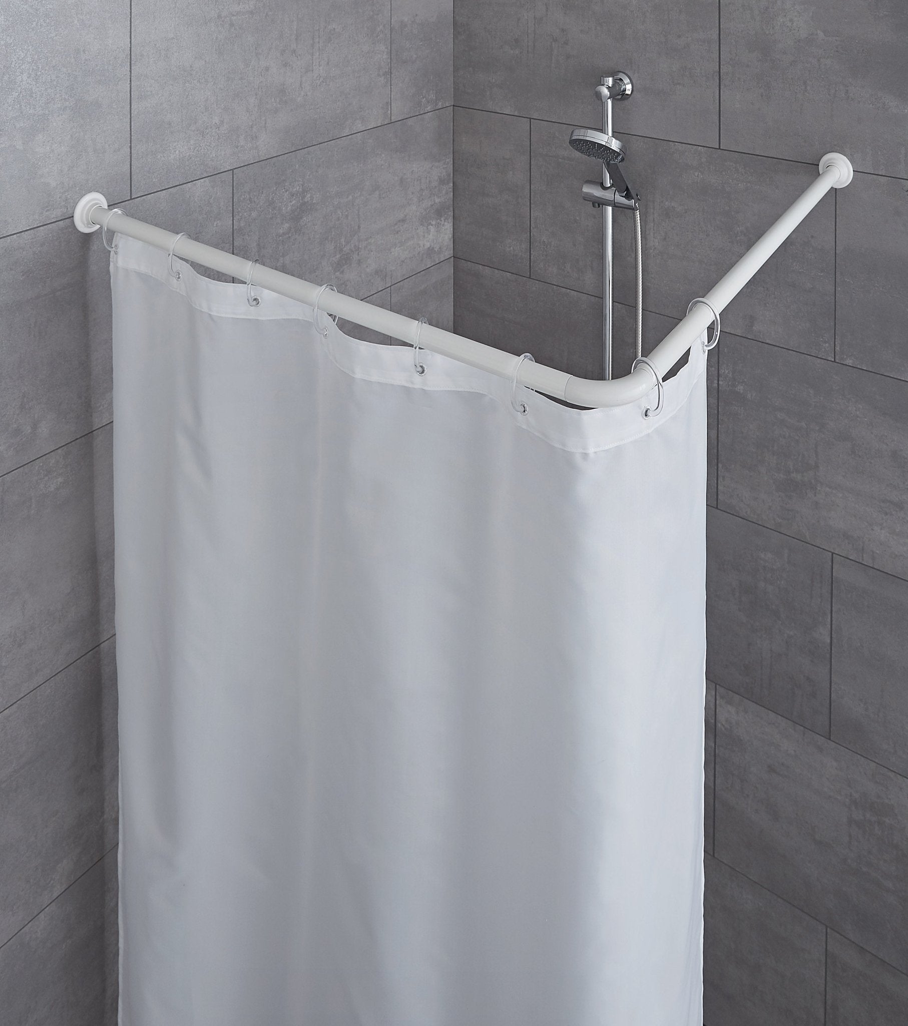 Weißer Duschvorhang an gebogener Stange in grauer Fliesenecke mit Dusche
