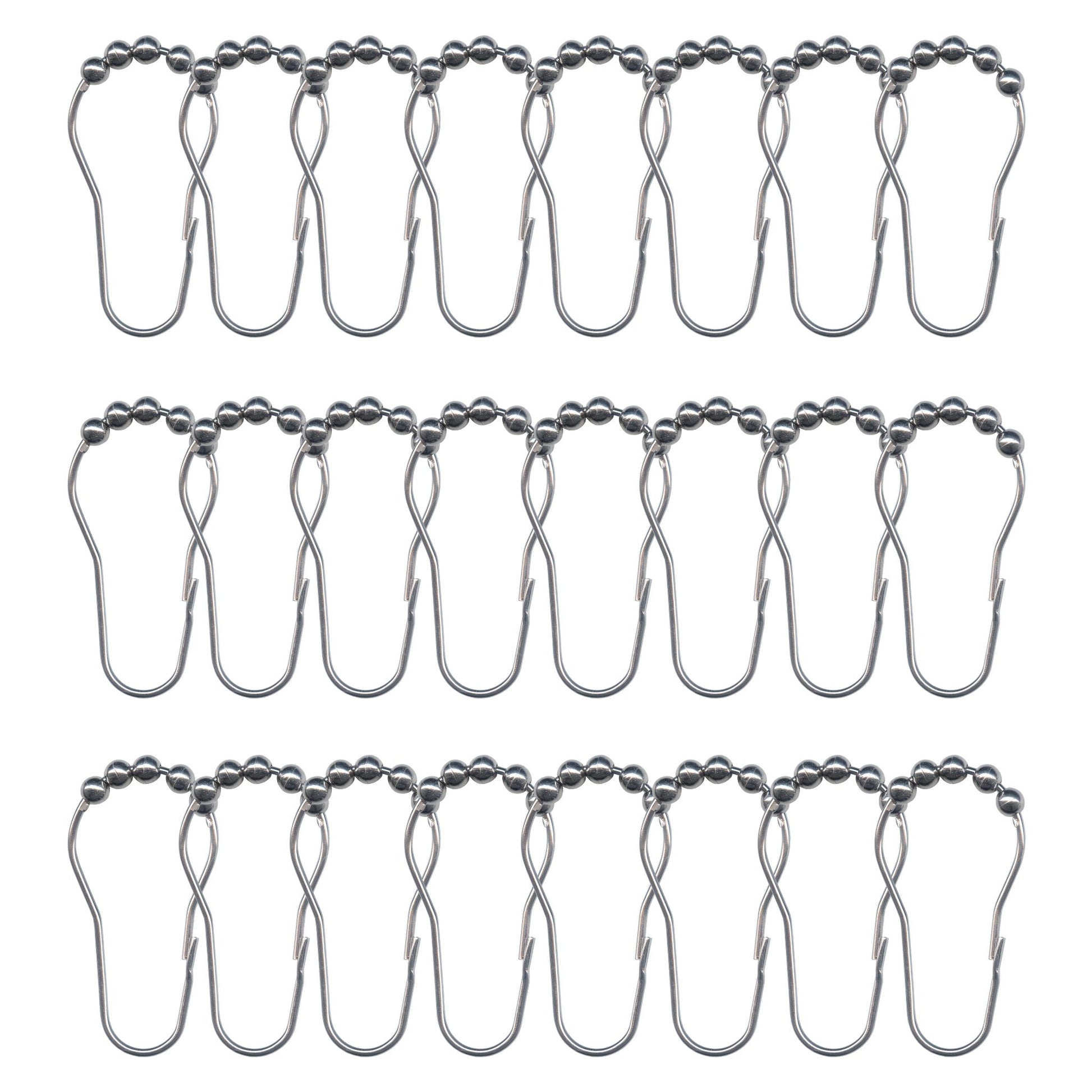 Drei Reihen silberner Duschvorhangringe mit Kugeln auf weißem Grund