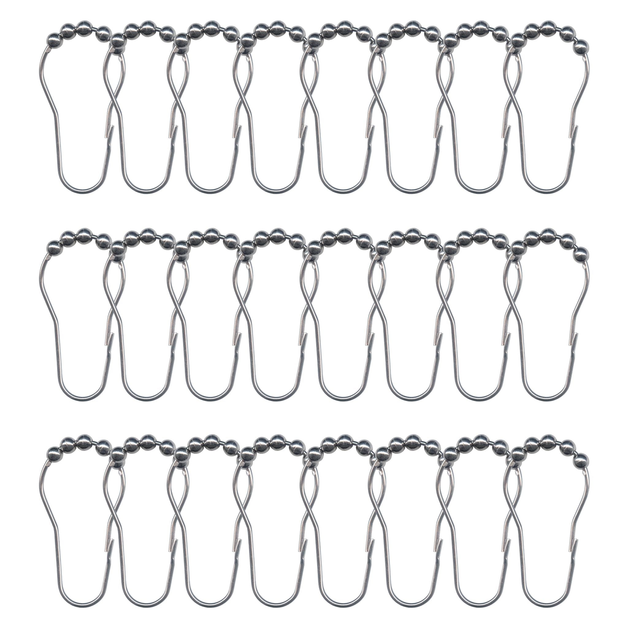 Drei Reihen silberner Duschvorhangringe mit Kugeln auf weißem Grund