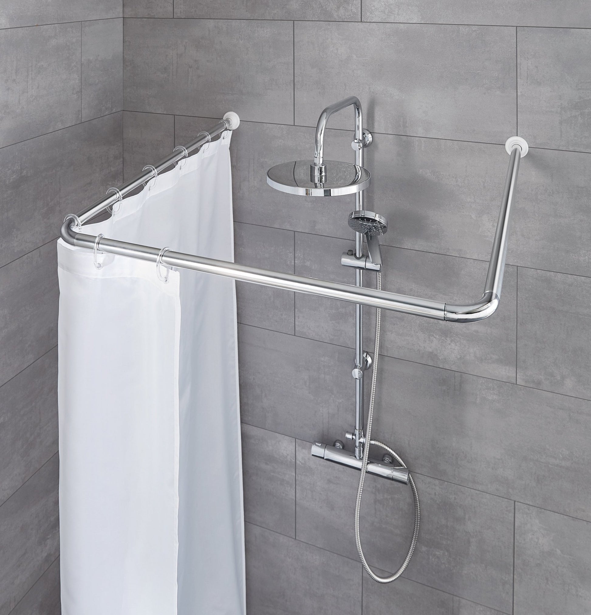 Eck-Duschvorhangstange mit weißem Vorhang und Duschsystem aus Chrom